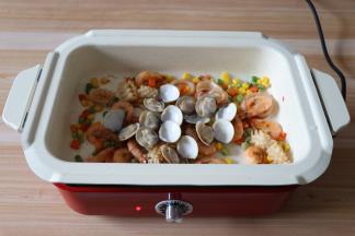 倒入焯好水的蛤蜊；