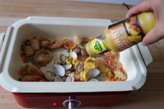 倒入咖喱酱拌均匀；