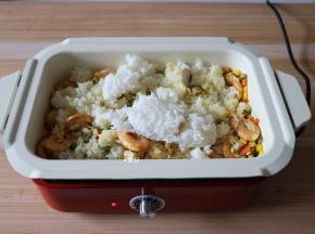 倒入米饭翻炒均匀；