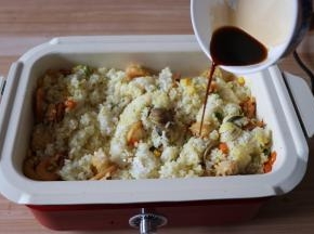 加入适量盐和生抽调味提香；