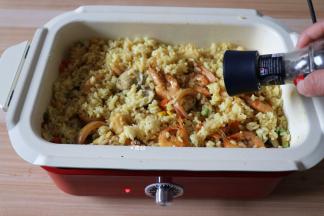 翻炒均匀后撒少许黑胡椒粉调味即可；