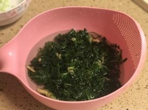 马上捞出放冷水里冰一下。