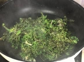 将清洗干净的野菜放开水里烫30秒。