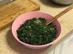 加葱姜末油盐花椒粉蚝油拌匀。