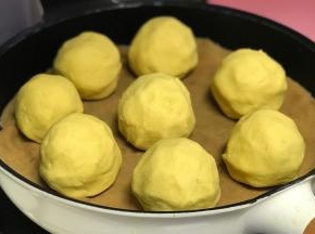 包好后用手滚圆，依次完成所有。