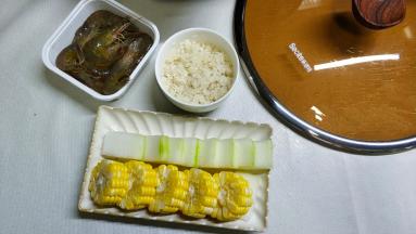 2.米洗干净后用油盐腌10分钟
