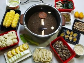 3.Secite新思特不粘电热锅，放上足量的水插入电源线，按钮转4档
