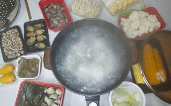4.水开后倒入腌好的大米，再次煮开后火力转2档
