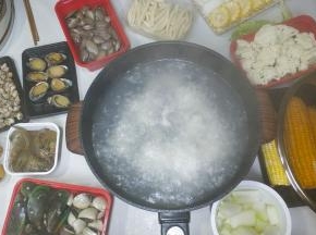 4.水开后倒入腌好的大米，再次煮开后火力转2档
