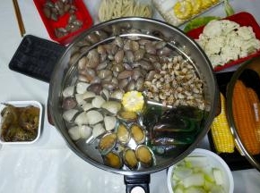 5.放上蒸笼在锅面，依次码好贝壳类，盖上盖子
