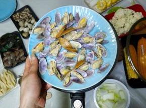 7.用碟子将贝壳全部盛出
