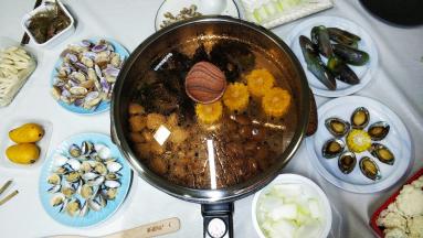 8.再继续放入其他海鲜和瓜菜，盖上盖子（这时可以边吃边继续放食材蒸）
