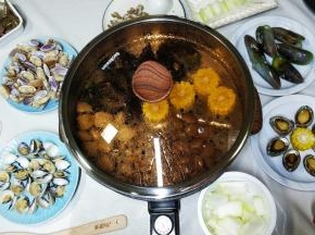 8.再继续放入其他海鲜和瓜菜，盖上盖子（这时可以边吃边继续放食材蒸）
