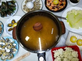 10.拿出蒸笼看见平平无奇的粥水，但最最好吃的却是这不起眼的粥。这一锅的海鲜和各样瓜菜的精华全部流入了锅底里的粥里，无敌的鲜味，甘香可口
