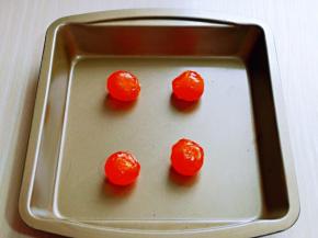 量蛋黄放在烤盘中。