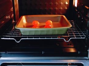 将烤盘入烤箱中层。