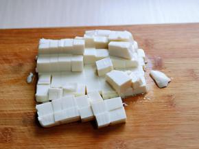 内酯豆腐倒扣在砧板上，切小块。