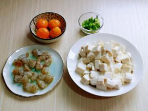 小葱去皮切葱花，蒜去皮切碎，准备工作完成。