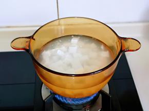 将切好的豆腐焯水: 锅中水烧开后下豆腐，再次烧开，将豆腐捞出淋干水分。