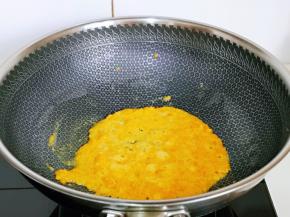 起油锅加入烤过的蛋黄，用铲子铲碎，成蛋黄酱状即可，盛出备用。(烤过蛋黄口感特别香，而且非常容易炒碎，没有块状)