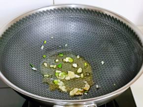 另起油锅，加入葱蒜煸炒出香味。