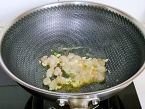 加入腌制好的虾仁，煸炒至虾仁变色。