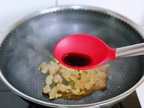 加入一小勺生抽。