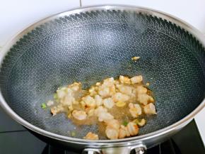中小火翻炒1分钟。