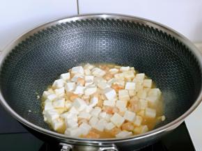 加入焯水的豆腐。