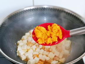 再加入铲碎咸蛋黄轻轻翻炒均匀。