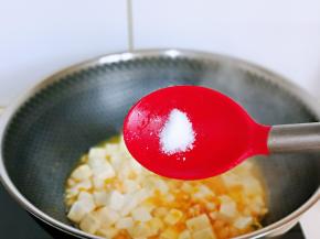 按个人口味加入盐调味。