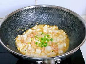 加入葱花轻轻翻炒均匀，关火出锅。