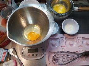 全部材料称重备好，黄油隔水融化成液体。