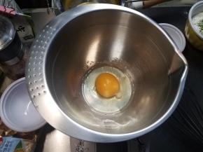 取一个打蛋盆，磕入鸡蛋。