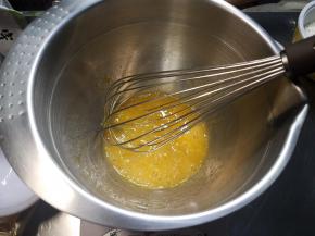 加一点盐搅散。