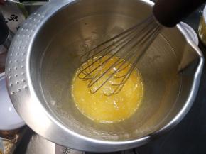 加入液态的黄油继续搅匀。