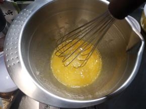 加入液态的黄油继续搅匀。