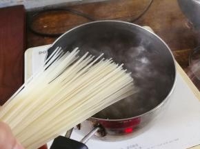 锅中放入一升水烧开，放入米粉用筷子拨散