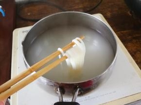 烧八分钟，用筷子弄夹断即可