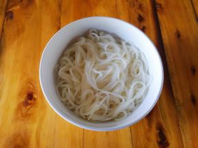 捞出来过一遍开水，沥掉水放入碗中