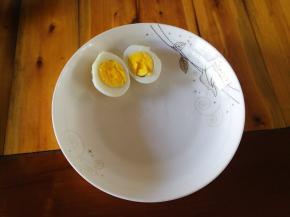 蒸锅水开放入鸡蛋蒸八分钟焖三分钟剥去蛋皮切开