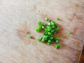 小葱洗净切成葱花