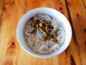 碗中放入酸豆角