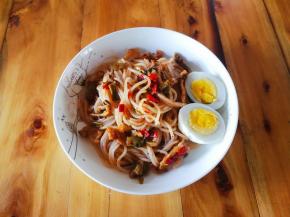 拌匀放入盘中，放入鸡蛋