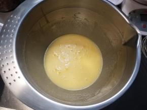 最后填入牛奶，拌匀。