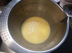 最后填入牛奶，拌匀。