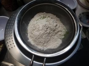 筛入全部粉类。