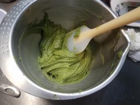 用手持打蛋器速度的充分拌匀成为湿润的面糊。（拌匀即可，不要过度搅拌。）