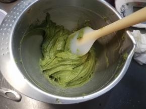 用手持打蛋器速度的充分拌匀成为湿润的面糊。（拌匀即可，不要过度搅拌。）