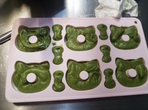 挤入模具内。（可以留少许原味的面糊做成白色的蝴蝶结哟。）